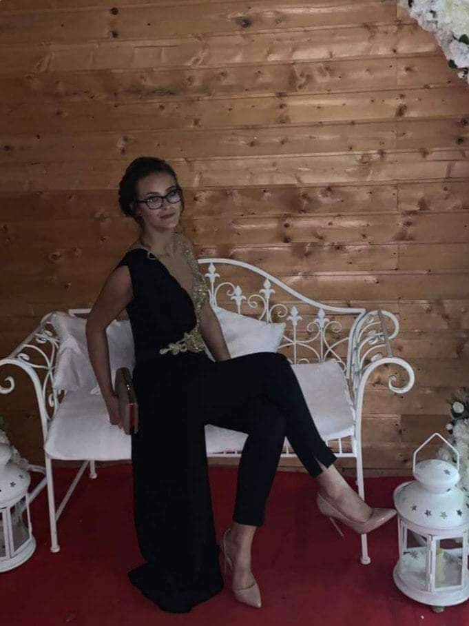 Salopette elegante nera Bby con corpetto in tulle a fiori dorati e strascico laterale, ideale per occasioni speciali.