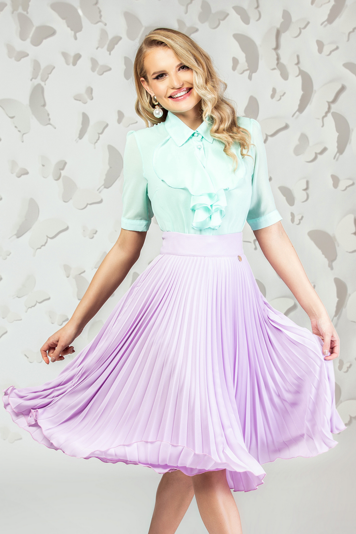 Camicia verde acqua Pretty Girl a manica corta con velo, bottoncini a perla e accessoriata con jabout, vista frontale.