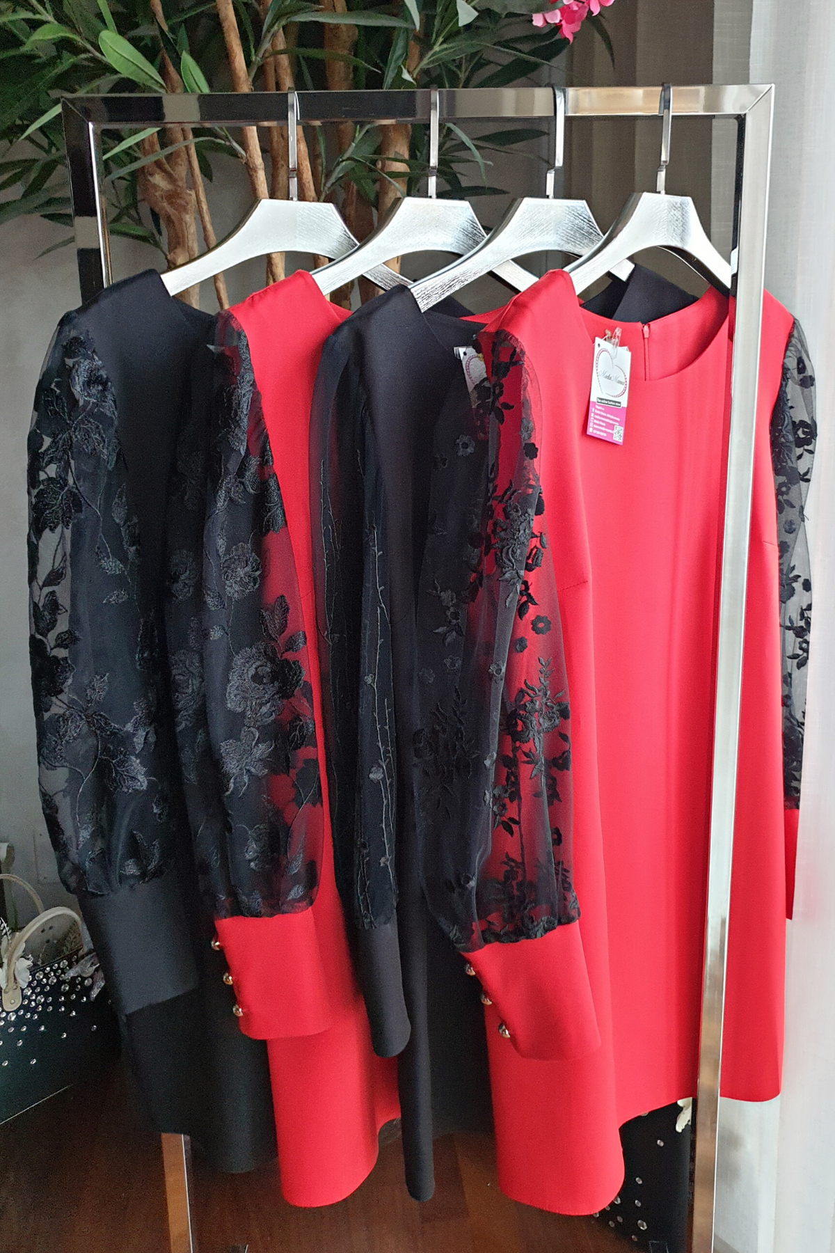 Abito corto rosso con linea dritta, maniche in tulle nero a fiori e polsini, moda-mania, abiti corti elegante e femminile.