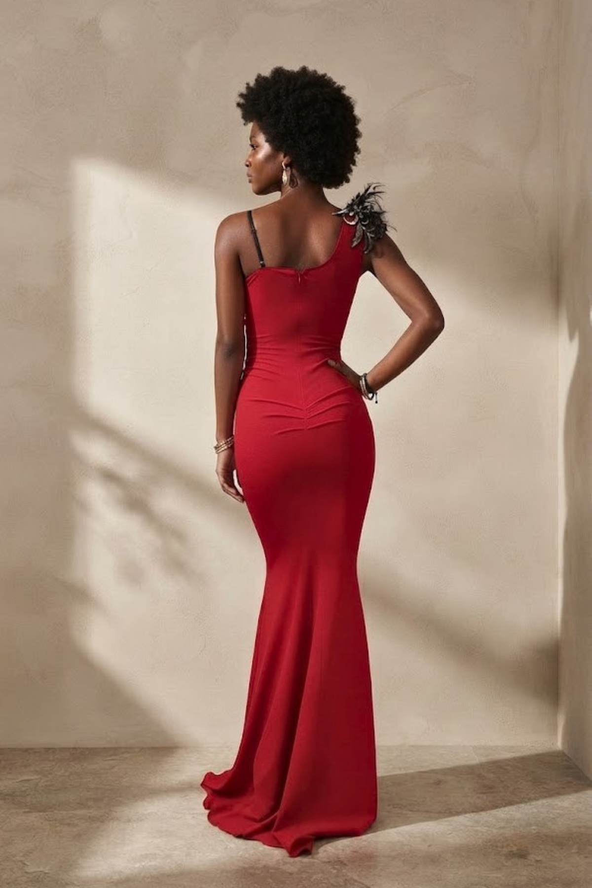 Abito lungo da sera Chanttal rosso a sirena con inserto in tulle ricamato e dettagli in piume, vestito elegante e sofisticato.