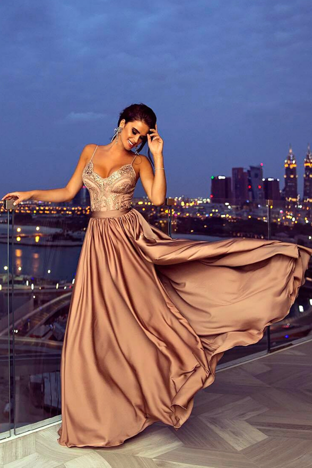 Abito lungo svasato dorato bronzo con spacco laterale e corpetto in tulle ricamato, da donna, moda elegante.