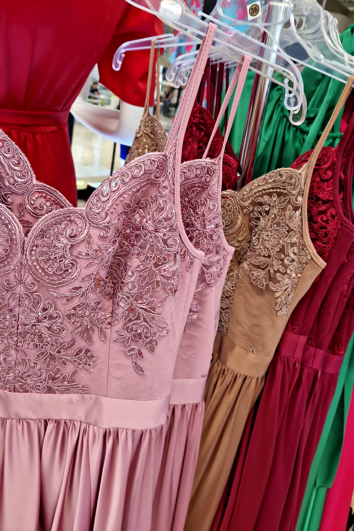 Abito lungo svasato dorato bronzo con spacco laterale e corpetto in tulle ricamato, moda-Mania, elegante e glamour.