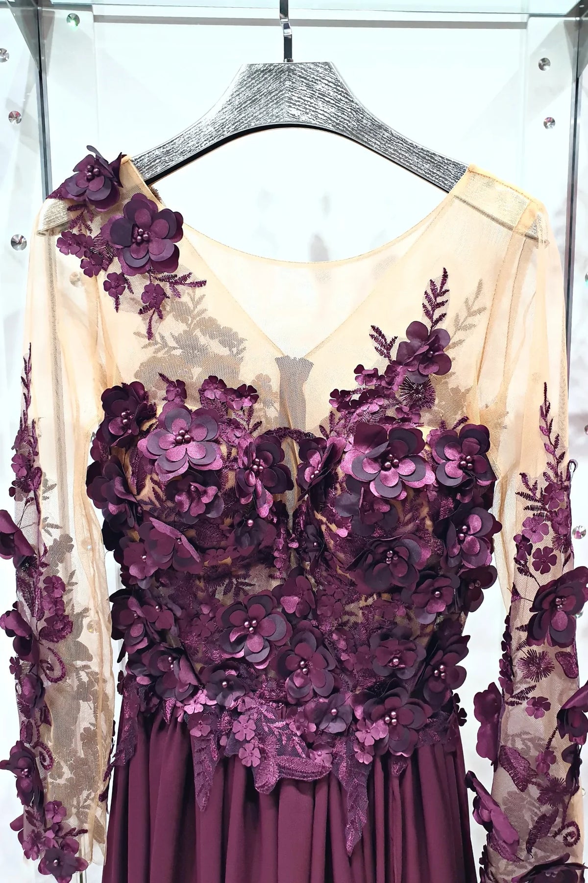 Abito lungo viola prugna Moda-Mania con strascico, corpetto in tulle nude con fiori 3D, elegante e femminile.
