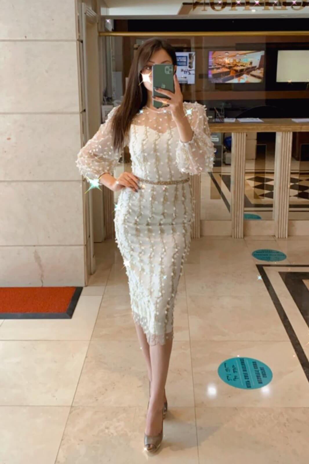 Abito a tubino aderente in tulle bianco avorio con fantasia floreale e maniche lunghe, moda-mania, abiti corti elegante.