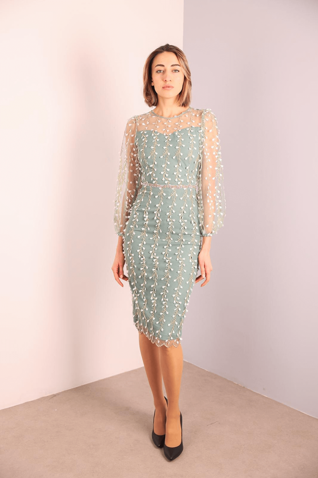 Abito a tubino aderente in tulle verde acqua con fantasia floreale e maniche lunghe, firmato Moda-Mania, abiti corti elegante.