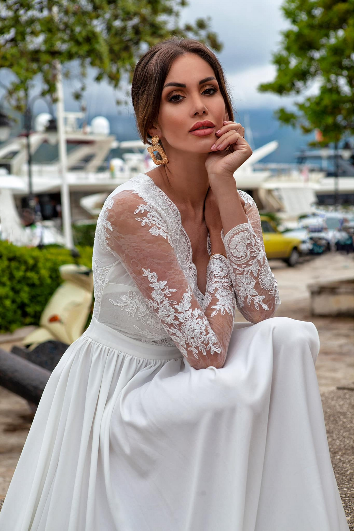 Abito lungo svasato bianco con spacco laterale e corpetto in tulle ricamato, firmato Moda-Mania.