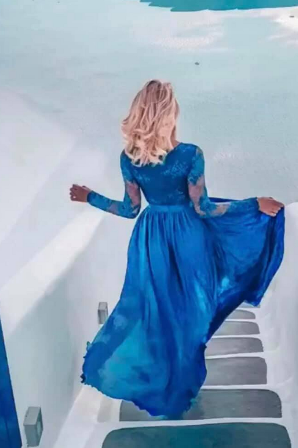 Abito lungo svasato blu elettrico con spacco laterale e corpetto in tulle ricamato, moda-mania, abiti lunghi eleganti.