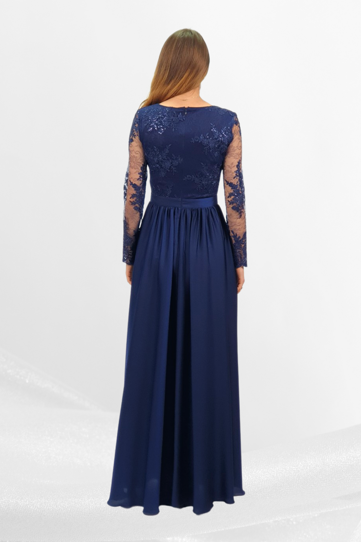 Abito lungo svasato blu notte con spacco laterale e corpetto in tulle ricamato, moda-Mania, elegante e raffinato.