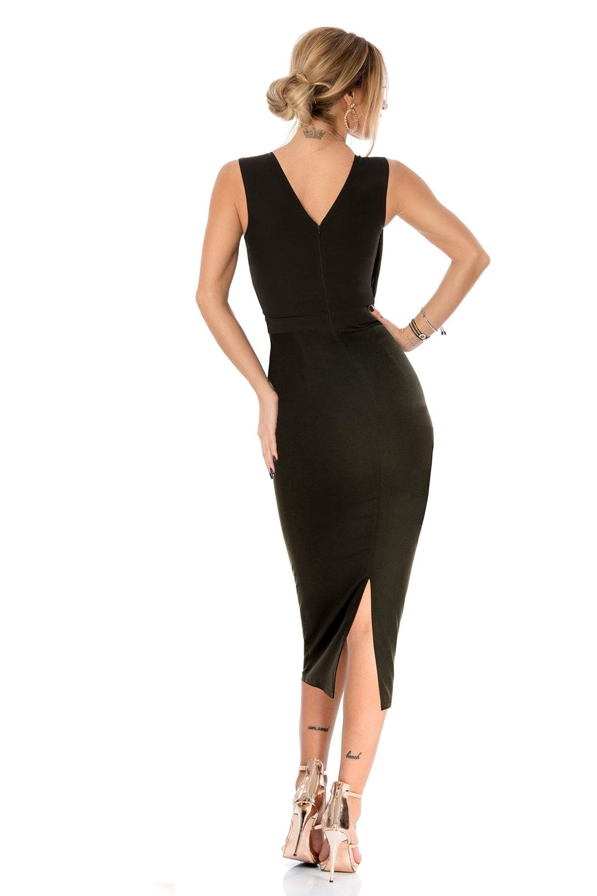 Abito midi nero aderente Bby con ricami dorati, stile alla romana, vestibilità elegante e dettagli sofisticati.