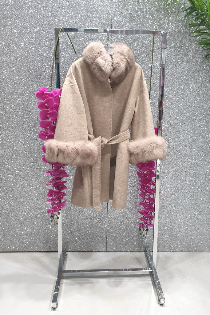 Cappotto in lana cashmere beige invernale foderato con collo e polsi in pelo naturale