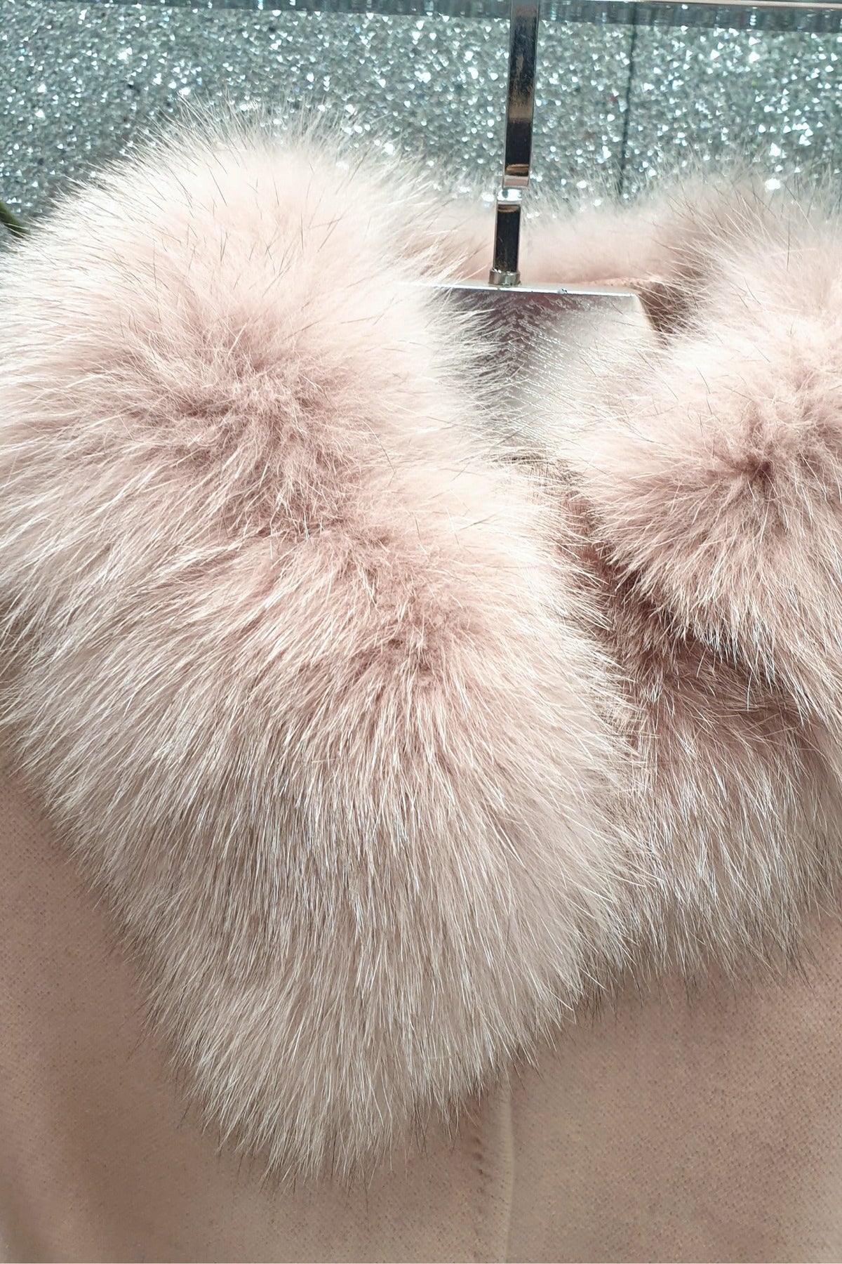 Cappotto in lana e cashmere rosa invernale Moda-Mania, foderato, con collo e polsi in pelo naturale, elegante e caldo.