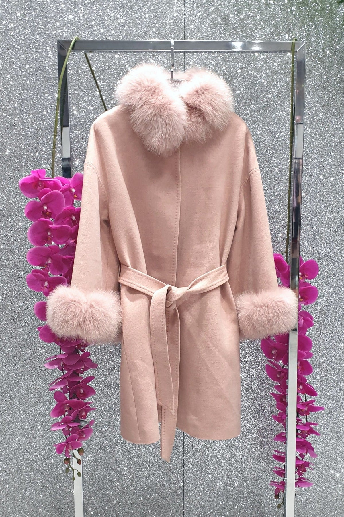 Cappotto in lana cashmere rosa invernale foderato con collo e polsi in pelo naturale, giacca Moda-Mania, stile elegante e caldo