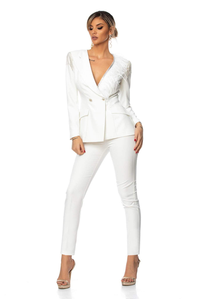 Completo tailleur bianco elegante Bby con rifiniture in strass e revers V accessorio con piuma