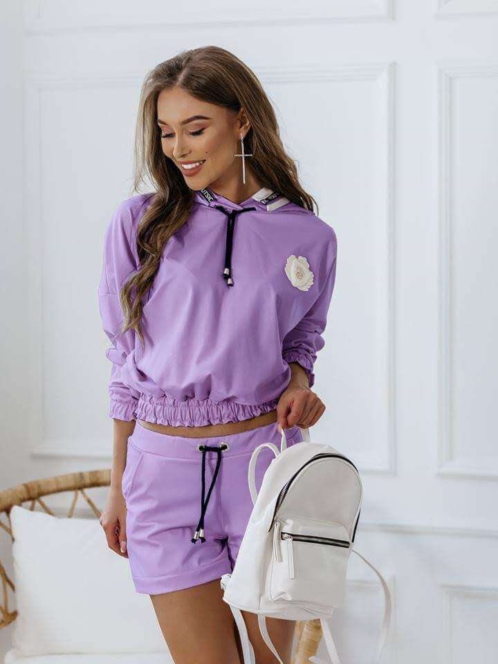 Completo sportivo lilla Moda Mania con felpa e pantaloncino corto, rifiniture bianche e scritte, ideale per attività sportive.