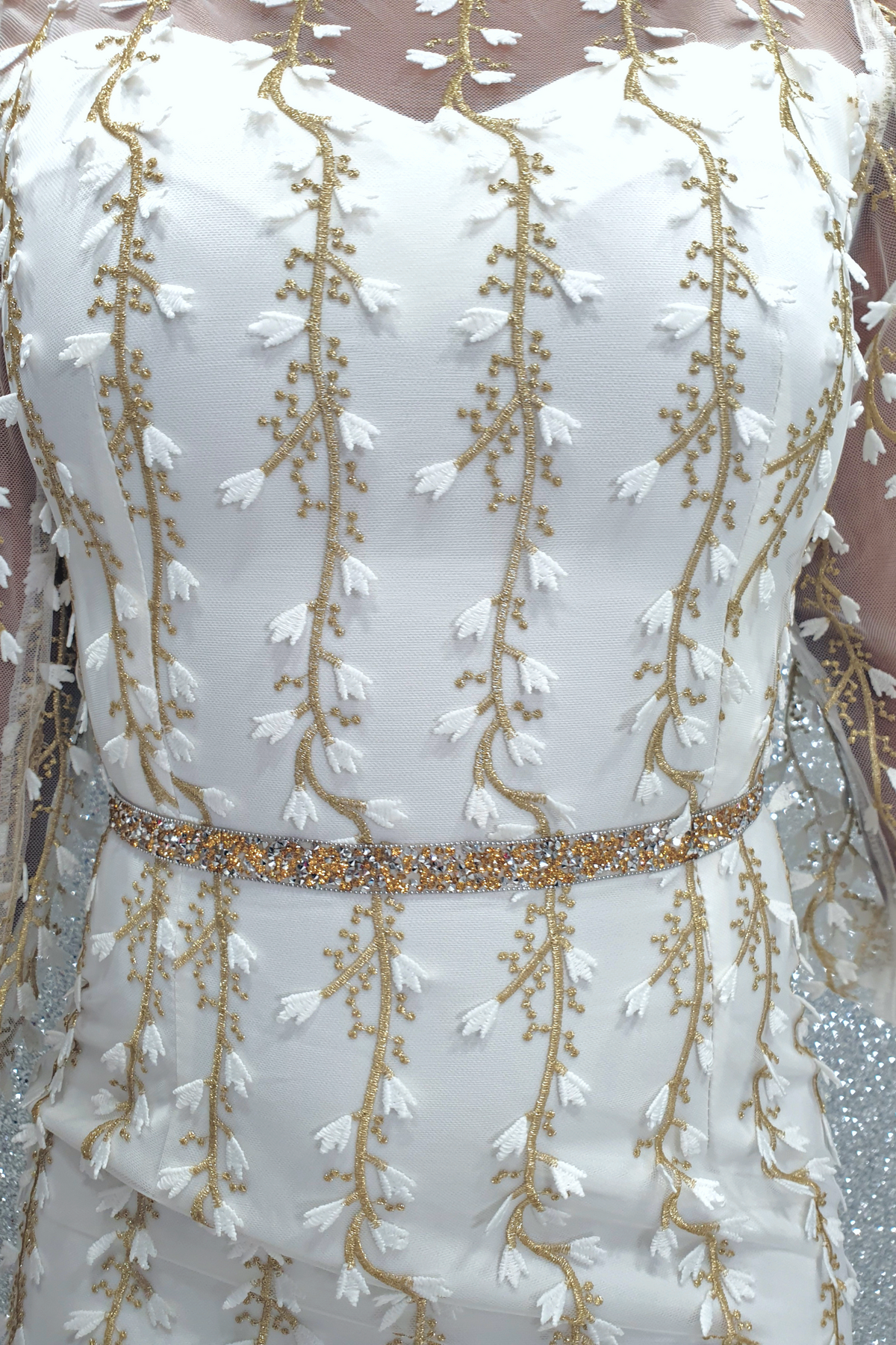Abito a tubino aderente in tulle bianco avorio con fantasia floreale e maniche lunghe, moda-mania, abiti corti elegante.