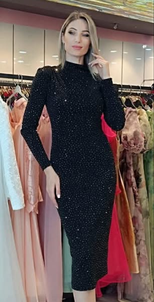 Abito aderente midi nero con collo alto a lupetto, tessuto elasticizzato e dettagli di piccoli strass argento, marca Moda-Mania