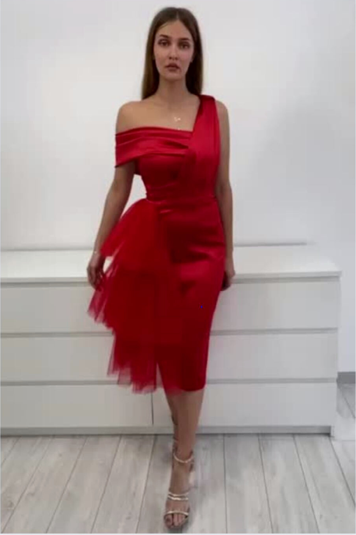 Abito midi aderente rosso in taffetà con scollo asimmetrico e volants laterali in tulle, firmato Moda-Mania.