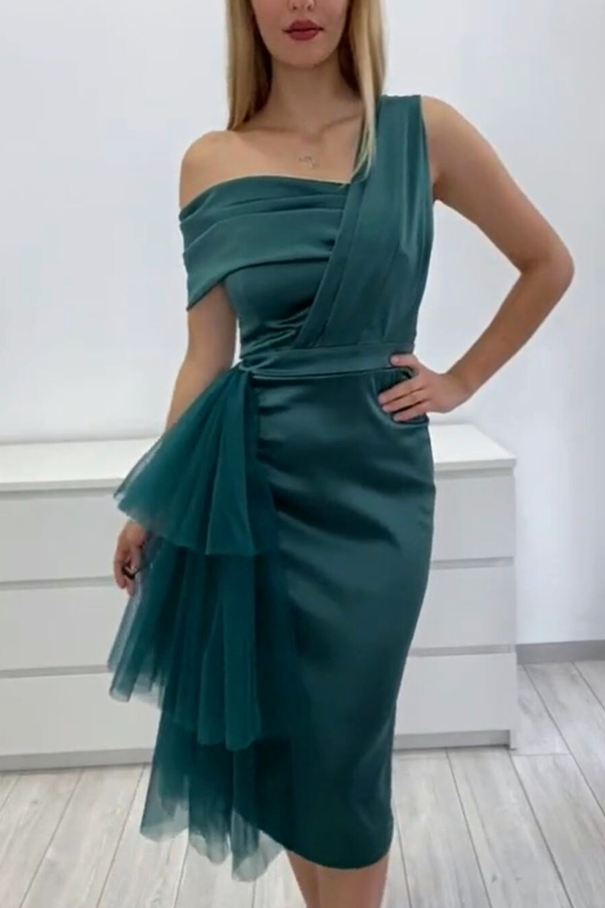 Abito aderente midi verde smeraldo in taffetà con scollo asimmetrico e dettagli di volants in tulle, moda-modello Moda-Mania