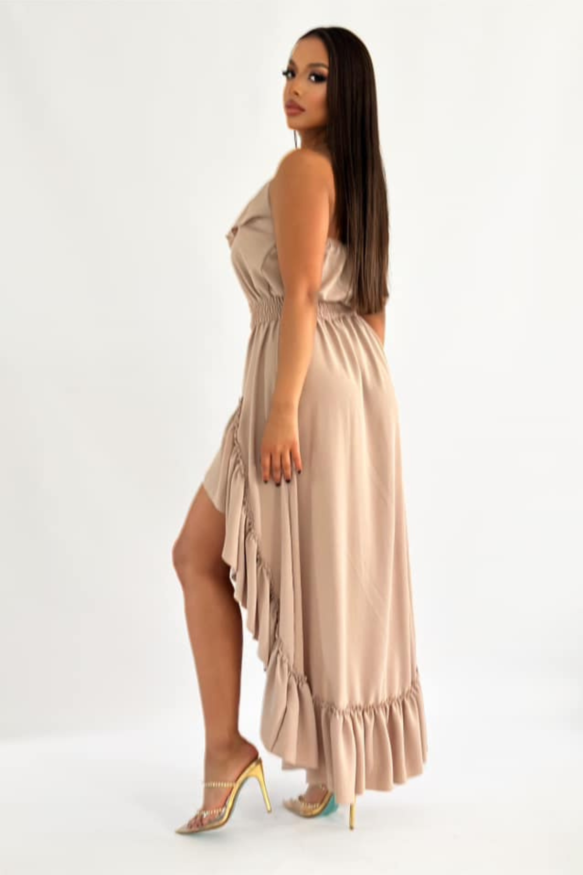 Abito corto beige chiaro Moda-Mania con cintura elasticizzata, volant, lunghezza diversa davanti e dietro, stile elegante e femminile
