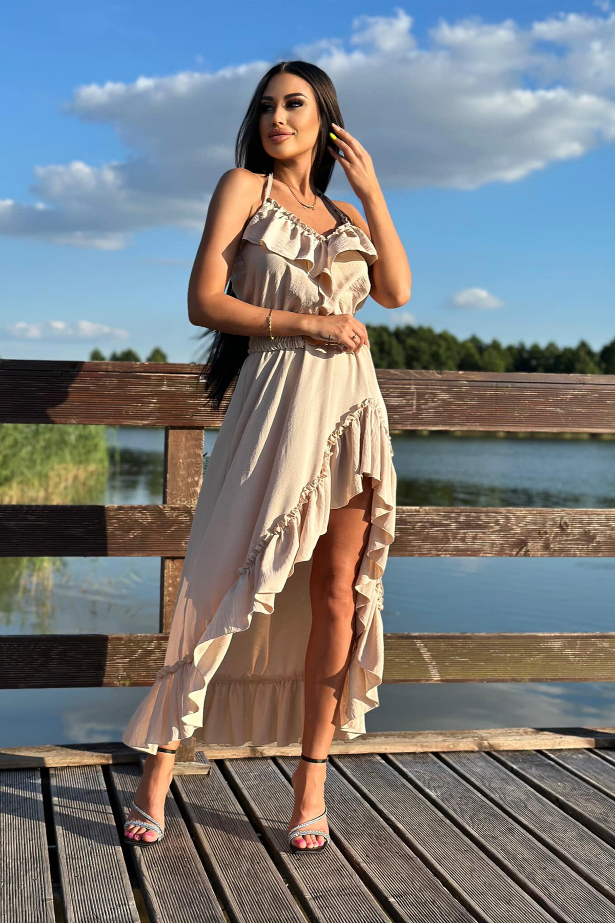 Abito beige chiaro corto davanti e lungo dietro con cintura elasticizzata e dettagli di volants, moda-mania abiti corti.