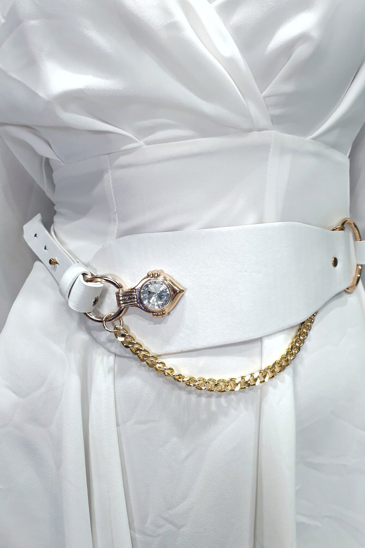 Abito bianco svasato con maniche lunghe e cintura, abito corto Moda-Mania, dettaglio con accessoriata cintura in tessuto.