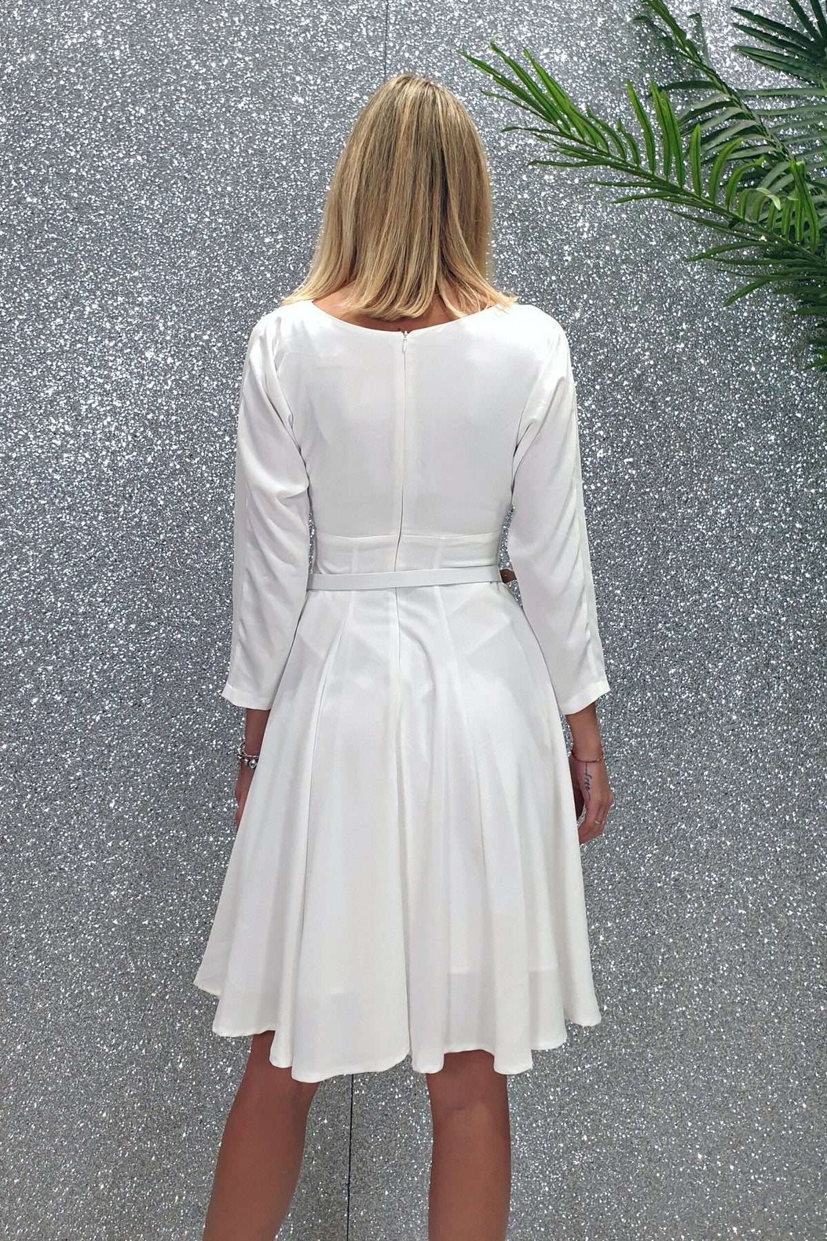 Abito bianco svasato con maniche lunghe, cintura abbinata, brand Moda-Mania, vestito corto elegante in tessuto morbido.