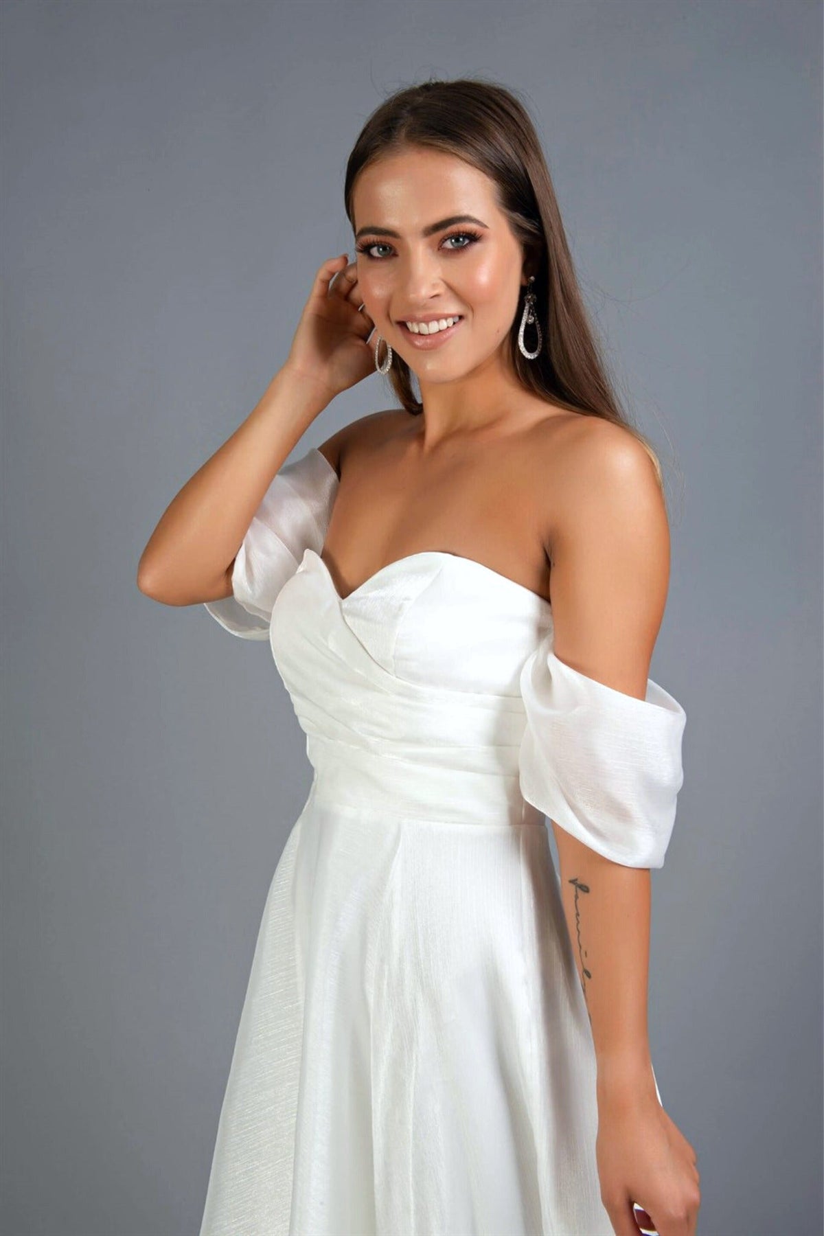 Abito midi bianco svasato in organza con scollo a cuore e maniche cadenti, elegante e femminile, di Moda-Mania.