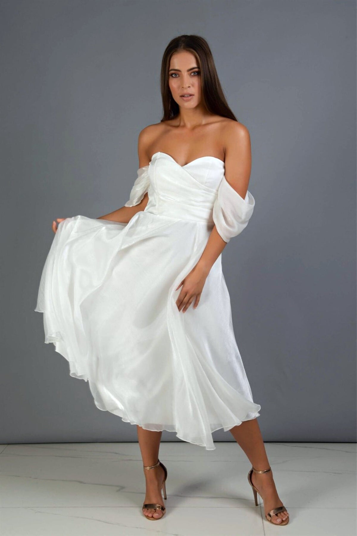 Abito midi bianco svasato in organza con scollo a cuore e maniche cadenti, indossato da Moda-Mania.