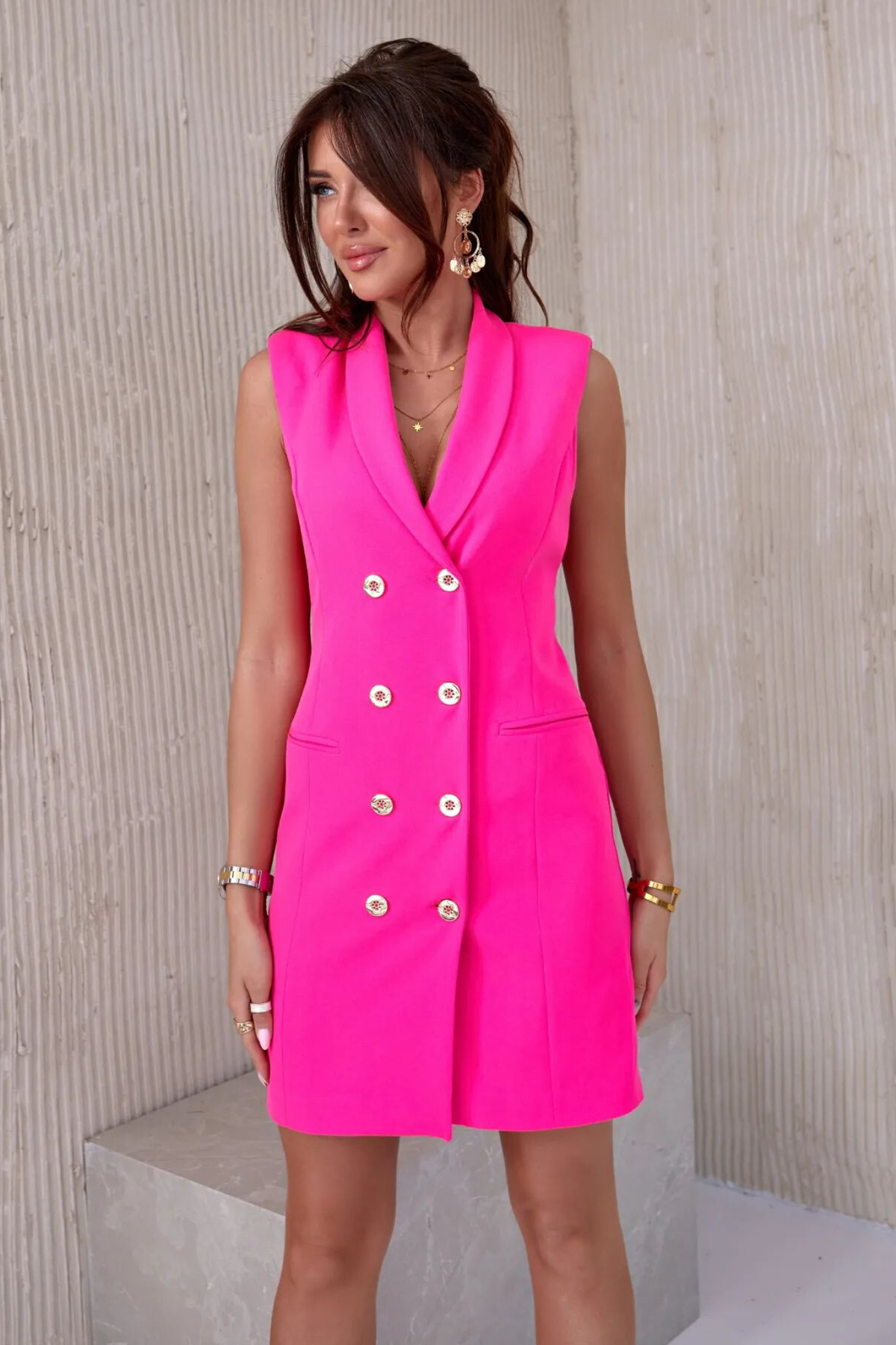 Abito blazer smanicato doppiopetto fucsia fluo accessoriato con bottoni dorati