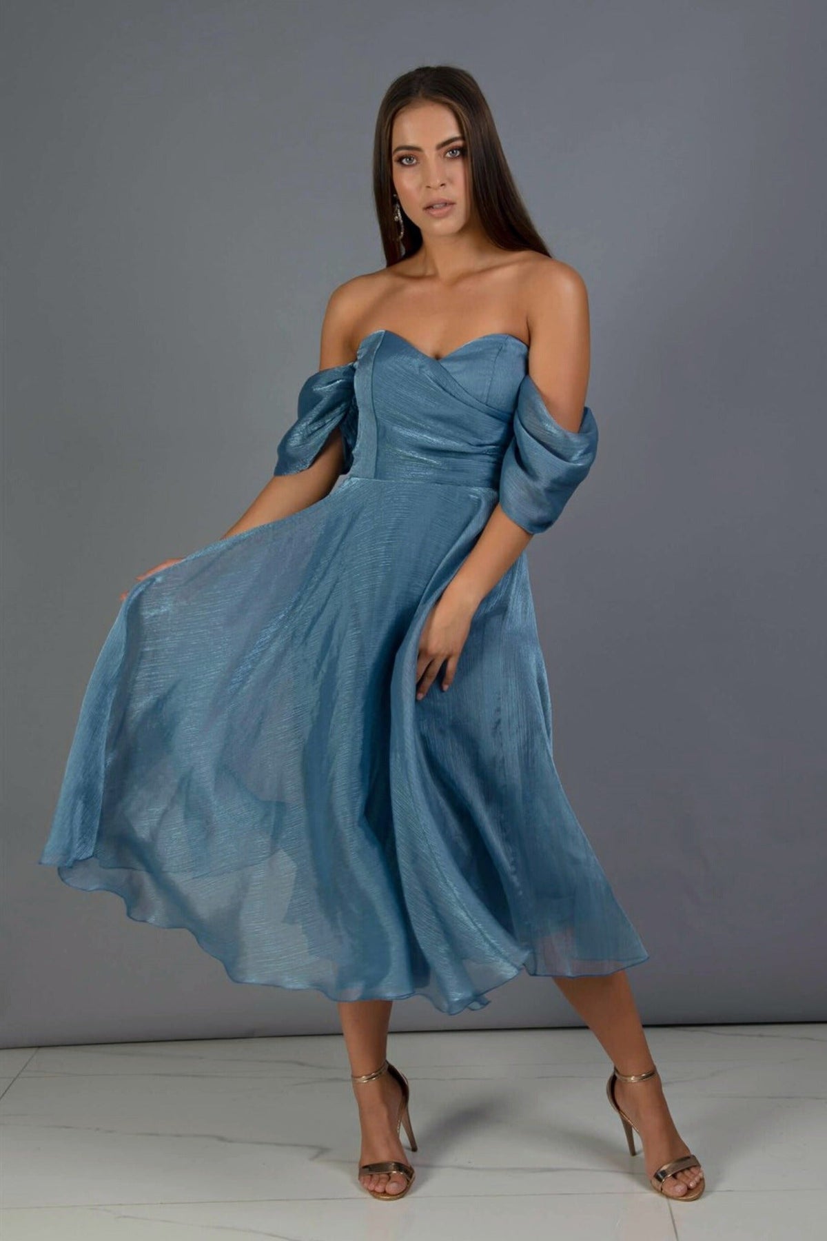 Abito midi blu indigo svasato in organza con scollo a cuore e maniche cadenti, di Moda-Mania.