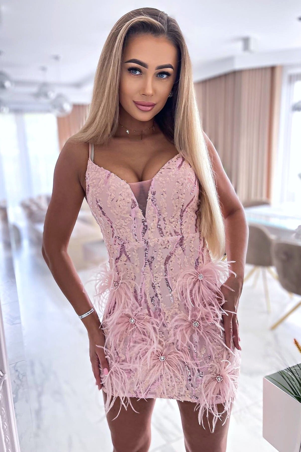 Abito corto aderente rosa Moda-Mania con decorazioni in paillettes, piume e strass, vestito elegante da sera.