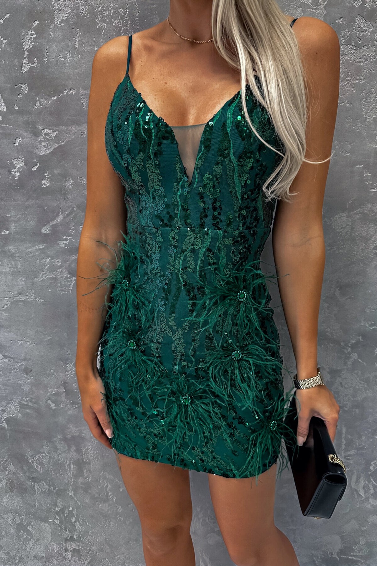 Abito corto aderente verde smeraldo con paillettes, piume e strass, elegante e decorato, firmato Moda-Mania.
