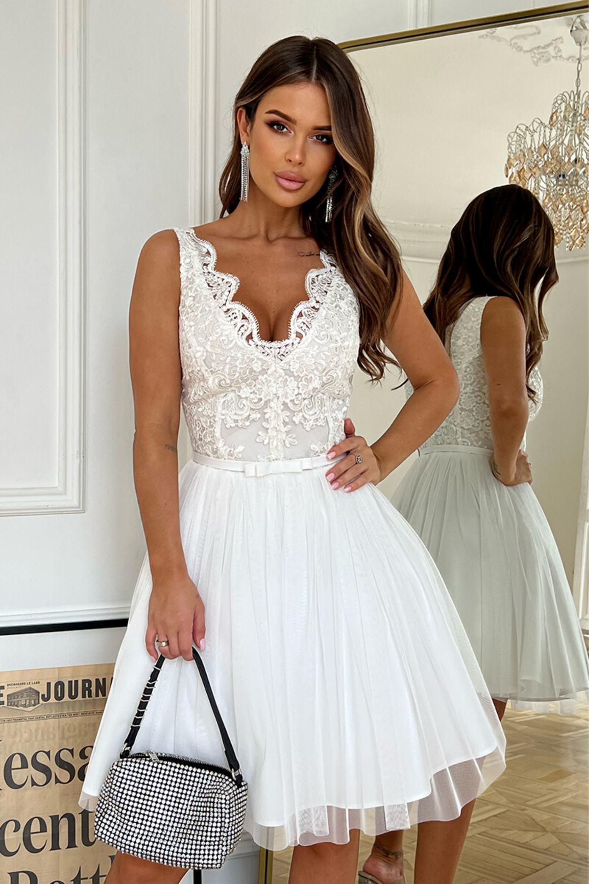 Abito corto bianco svasato princess di Moda-Mania con corpetto ricamato e gonna in tulle a strati, vista frontale.