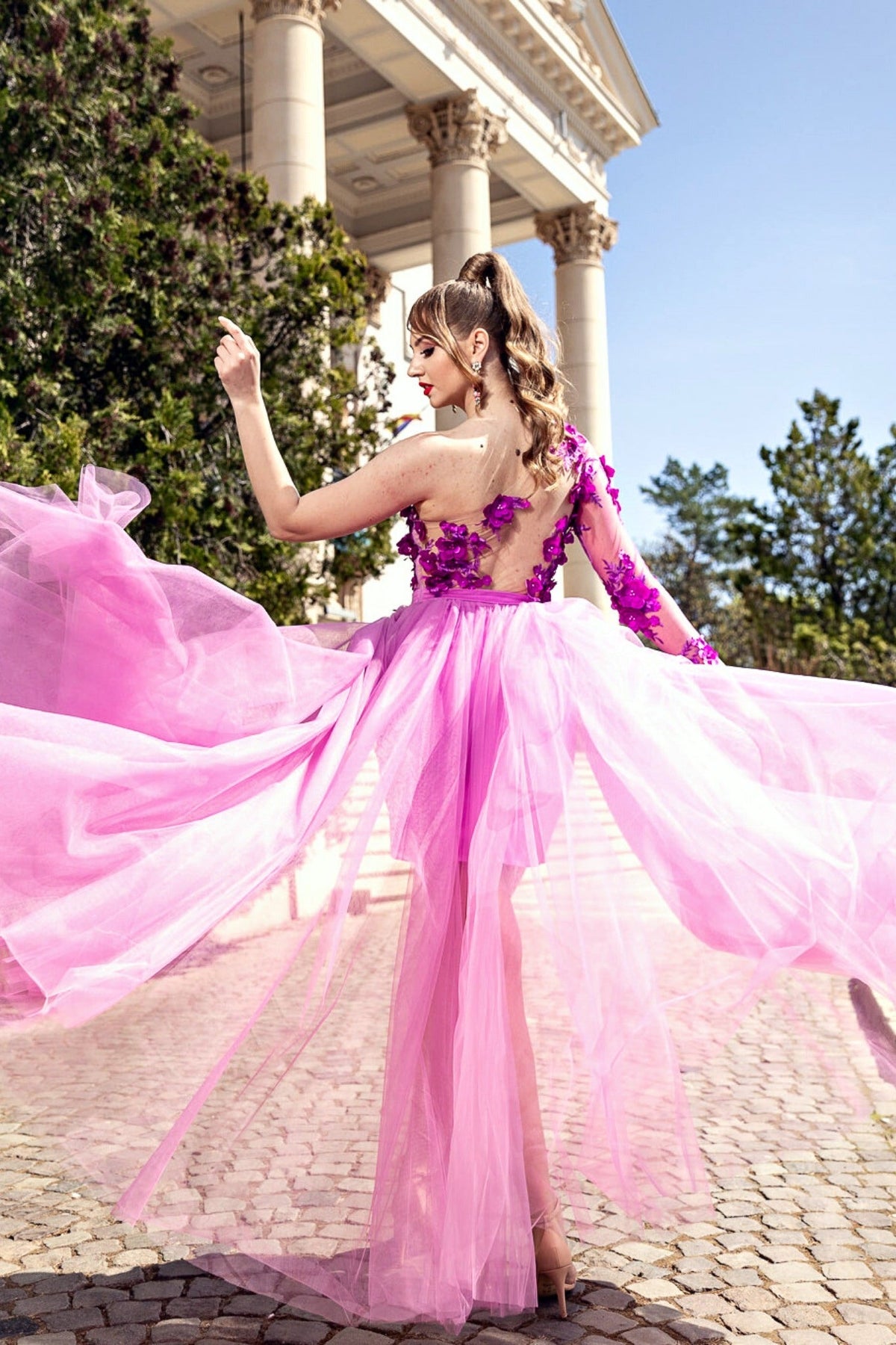Abito corto fucsia a fiori con manica singola e gonna lunga in tulle, moda-mania, stile elegante e femminile.