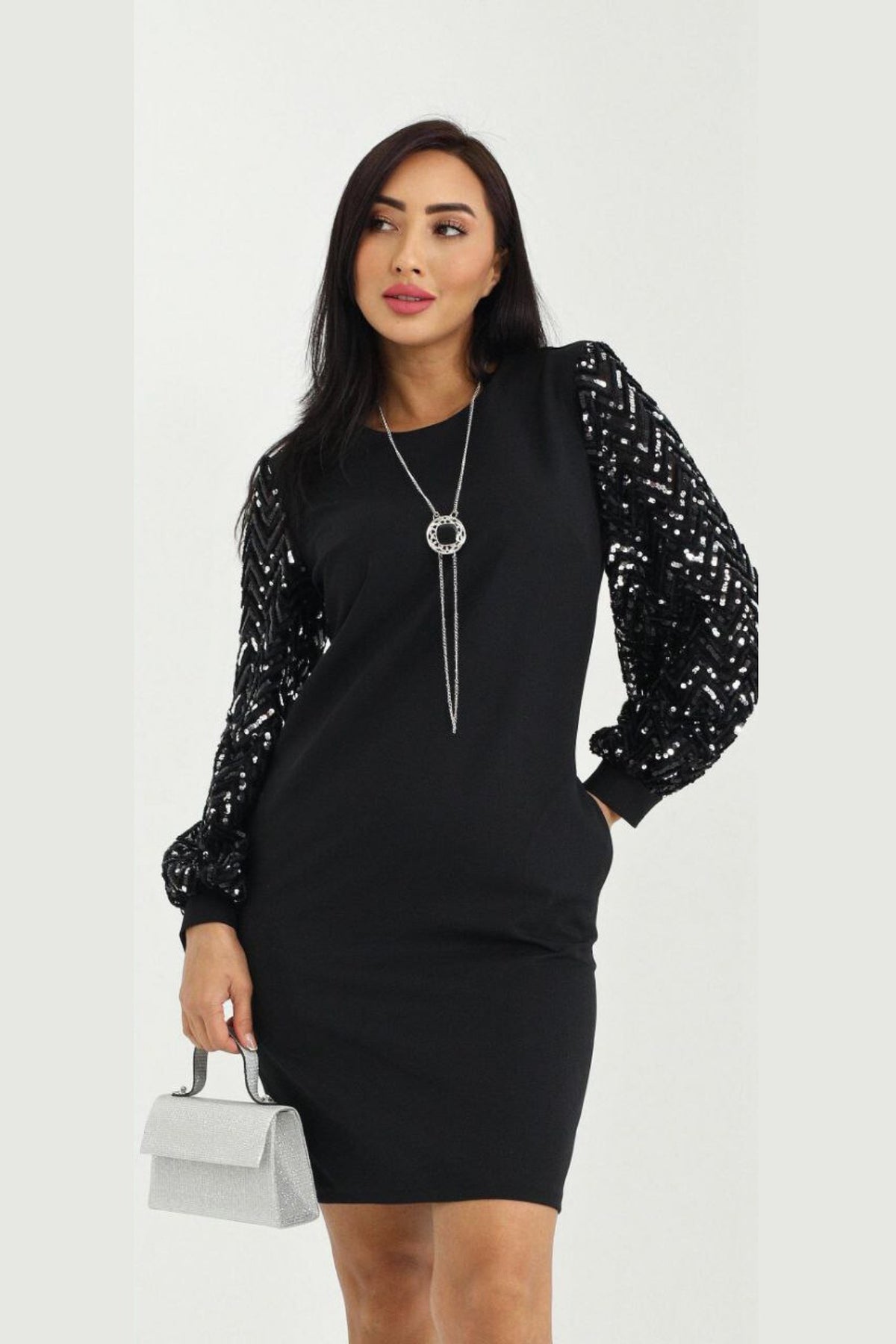 Abito corto nero linea dritta con maniche in tulle a fantasia paillettes e collana inclusa, moda-mania, elegante e raffinato.