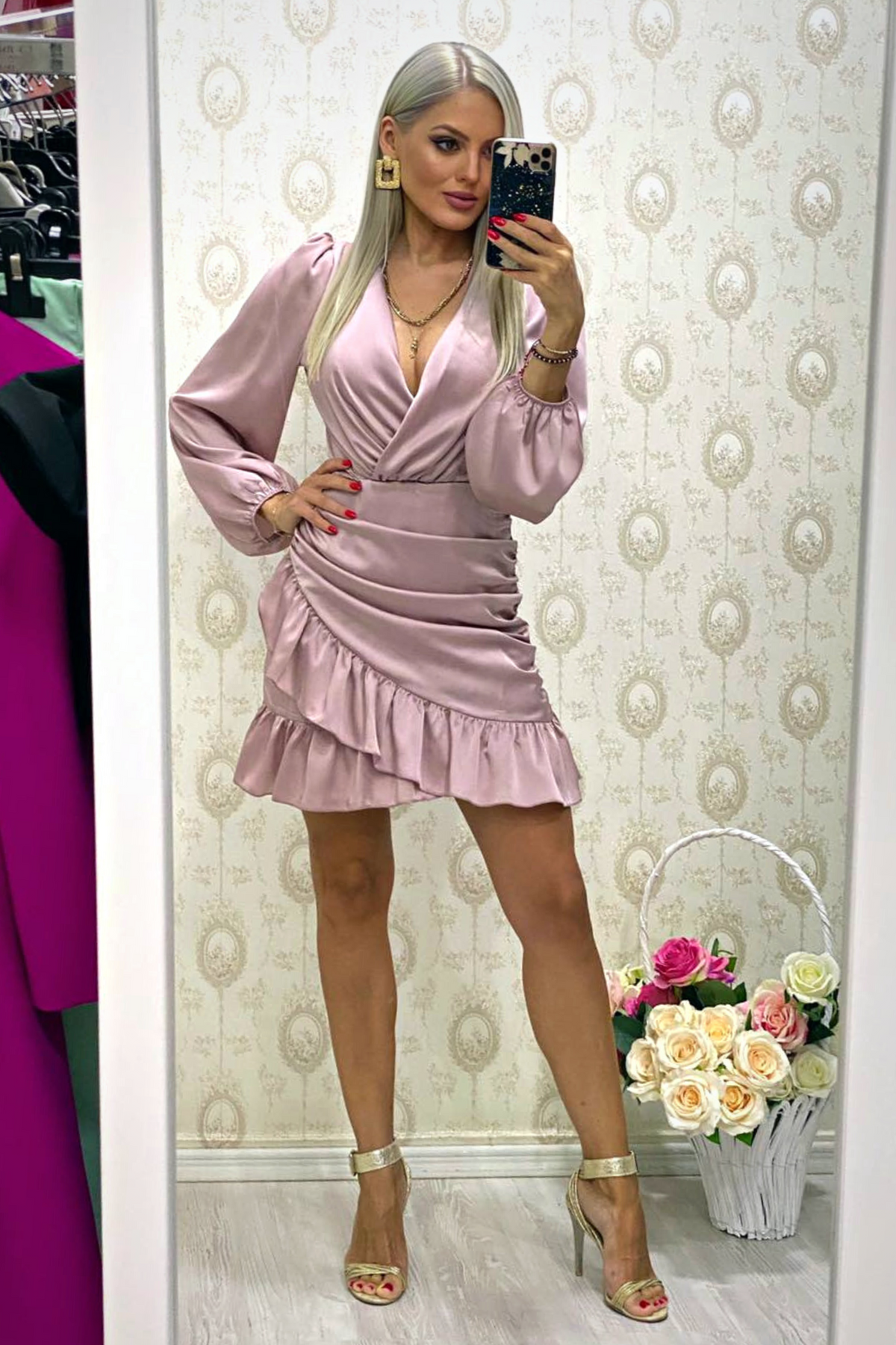 Abito corto rosa Pretty Girl con scollo a V sovrapposto e dettagli di volant, perfetto per look femminili e eleganti