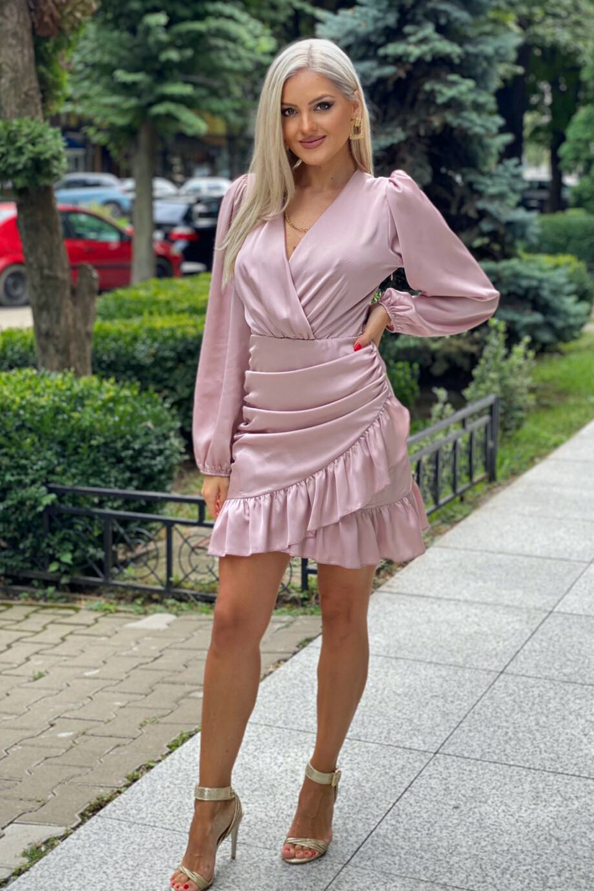 Abito corto rosa Pretty Girl con scollo a V sovrapposto e dettagli di volants, perfetto per look estivi femminili.