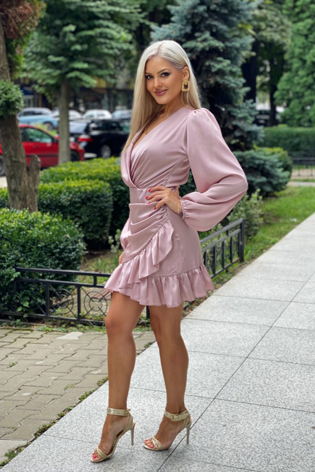 Abito corto rosa Pretty Girl con scollo a V sovrapposto e dettagli di volants, perfetto per look estivi femminili.