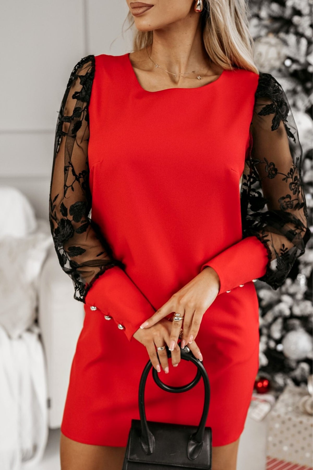 Abito corto rosso linea dritta di Moda-Mania con maniche in tulle nero a fiori e polsini rifiniti, perfetto per occasioni speciali.