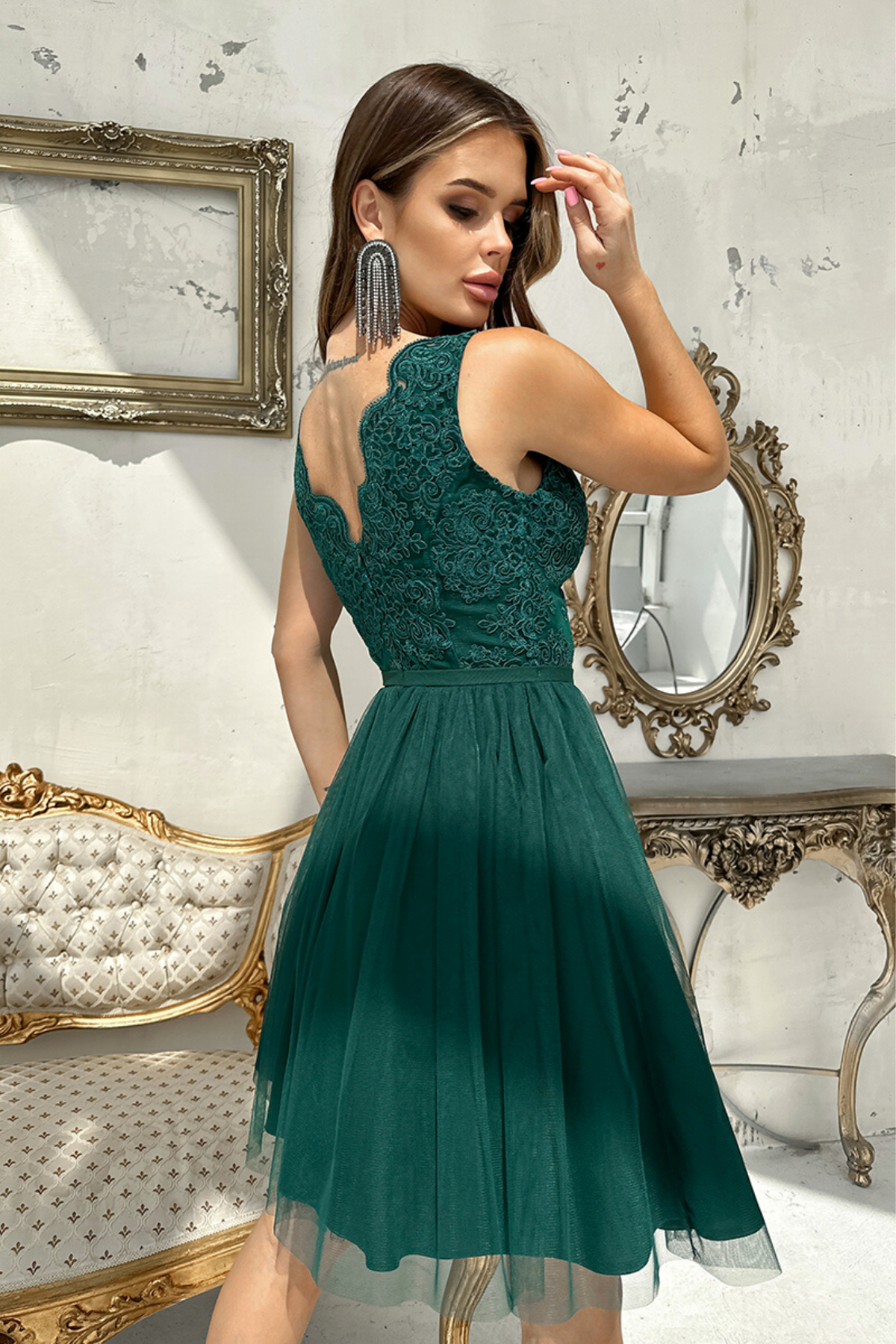 Abito corto verde scuro svasato princess di Moda-Mania con corpetto ricamato e gonna in tulle a strati, tavolozza elegante.