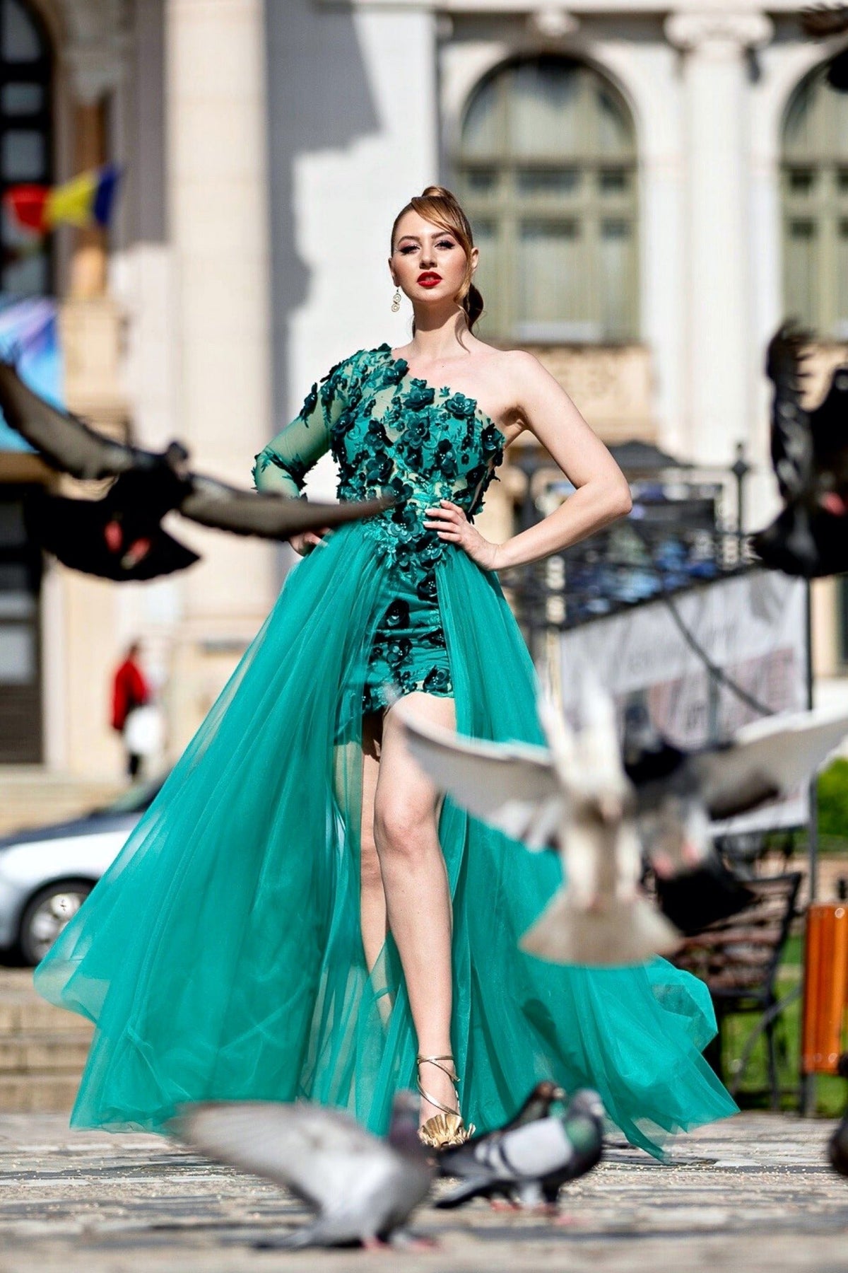 Abito corto verde smeraldo a fiori Moda-Mania con manica singola, gonna lunga in tulle ampia, modello non staccabile.