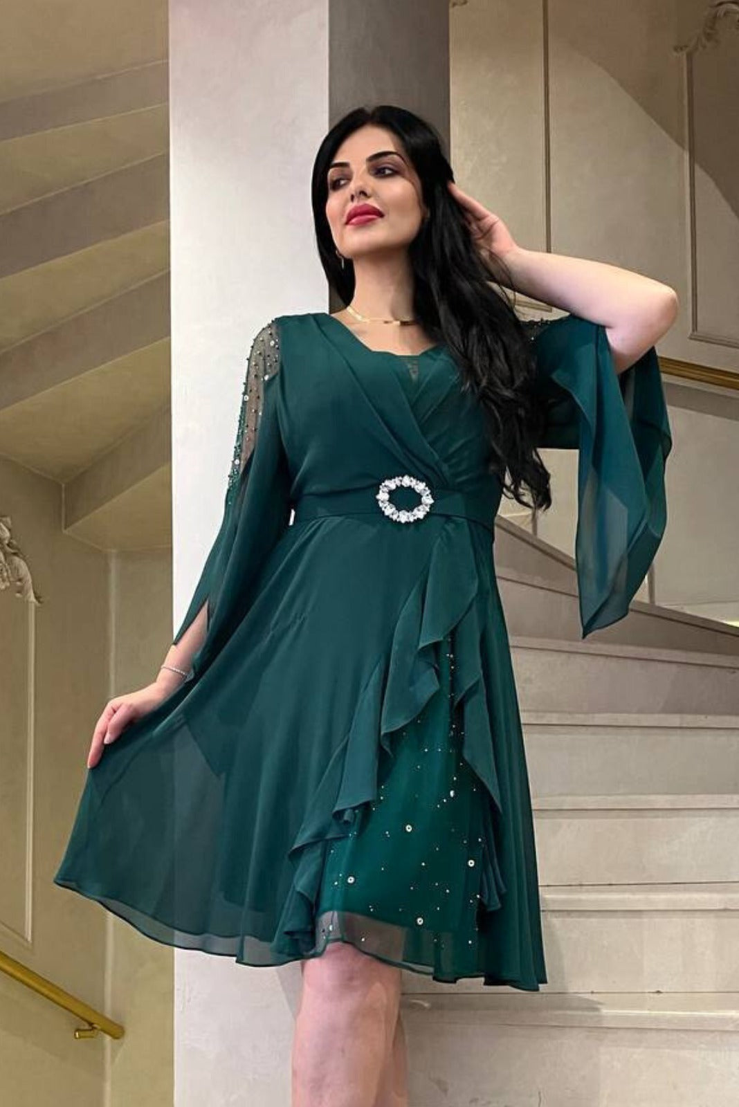 Abito donna curvy corto al ginocchio verde scuro in georgette con perline, strass e cinturino, stile elegante e femminile.