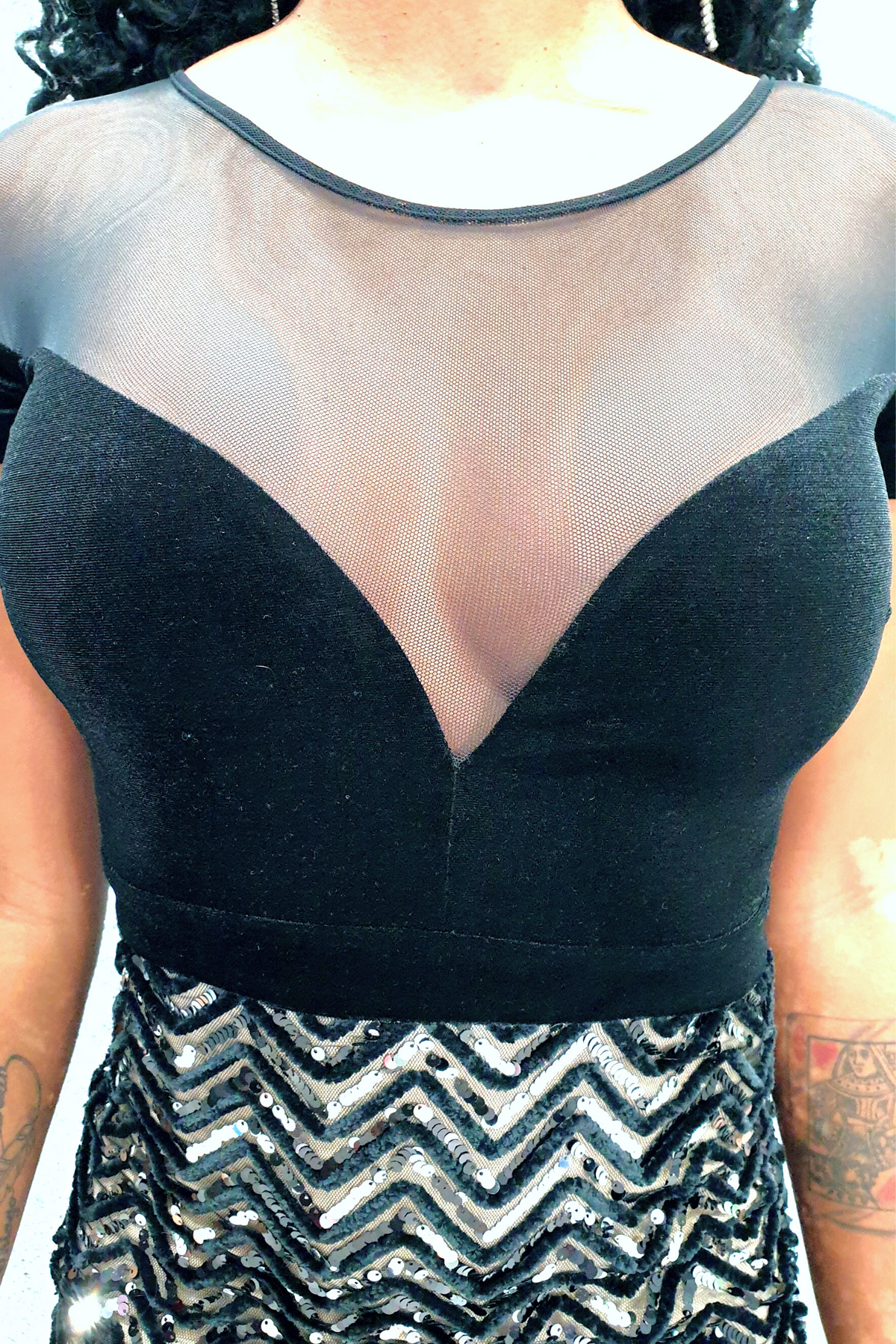 Abito elegante a tubino Fofy con gonna aderente in paillettes a zig zag, corpetto nero in velluto e tulle, abiti corti femminili.
