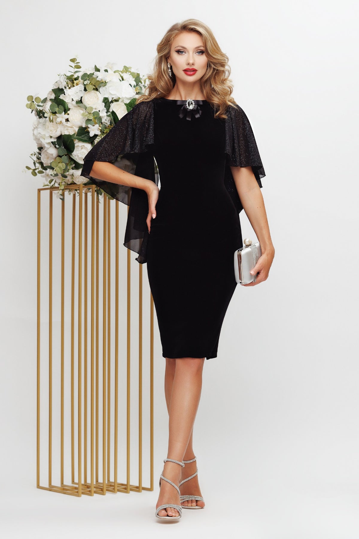 Abito elegante aderente in velluto nero Fofy con maniche effetto mantella in tessuto glitterato