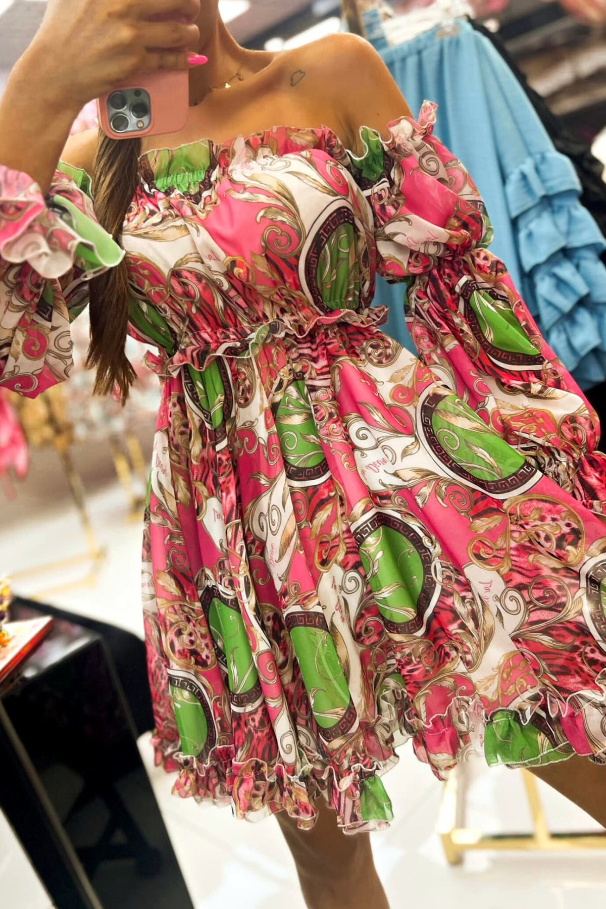 Abito estivo corto fantasia damascata verde fucsia con apertura sul dietro e maniche lunghe removibili, di Moda-Mania