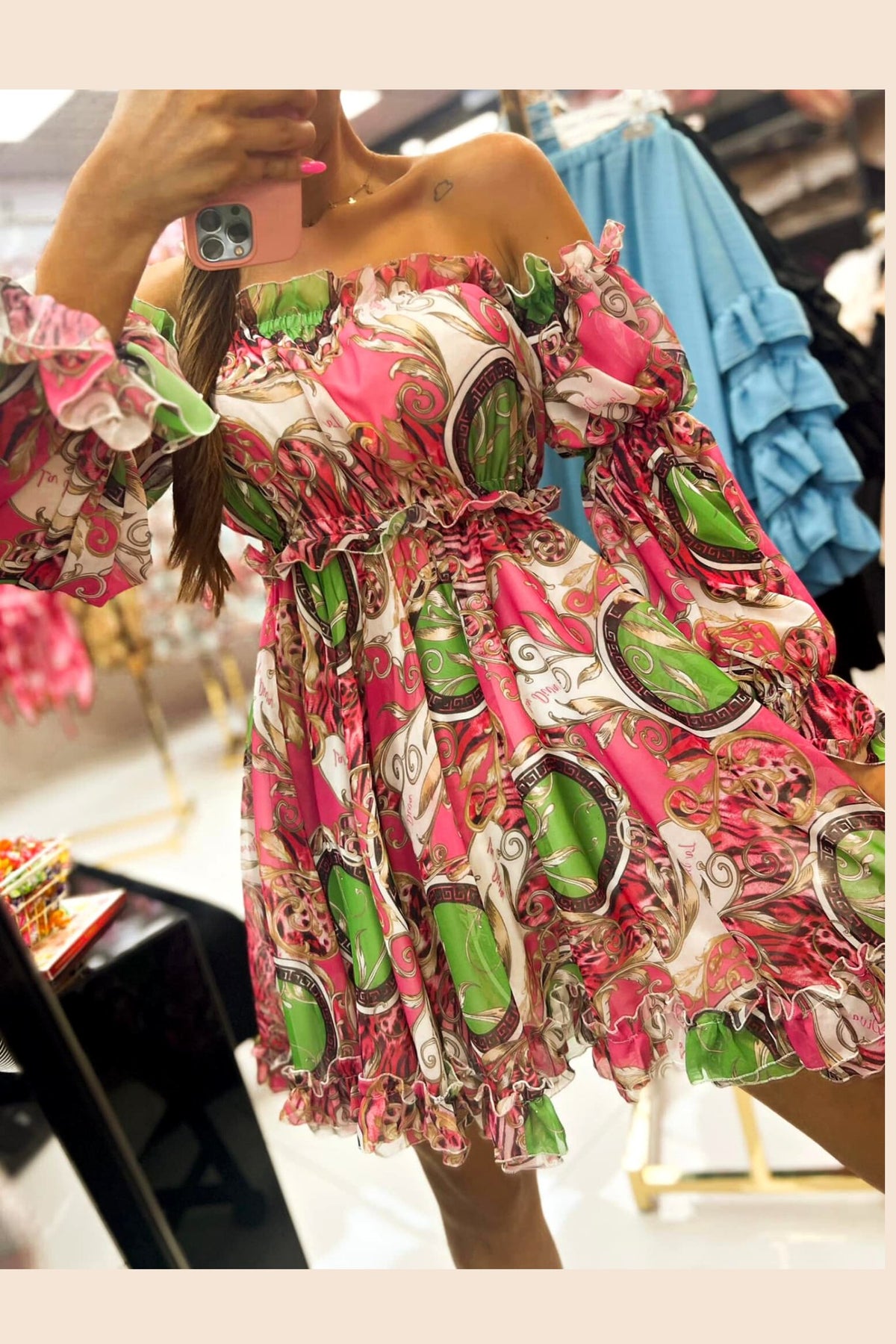 Abito estivo corti Moda-Mania a fantasia damascata verde fucsia con apertura sul dietro e maniche lunghe removibili.