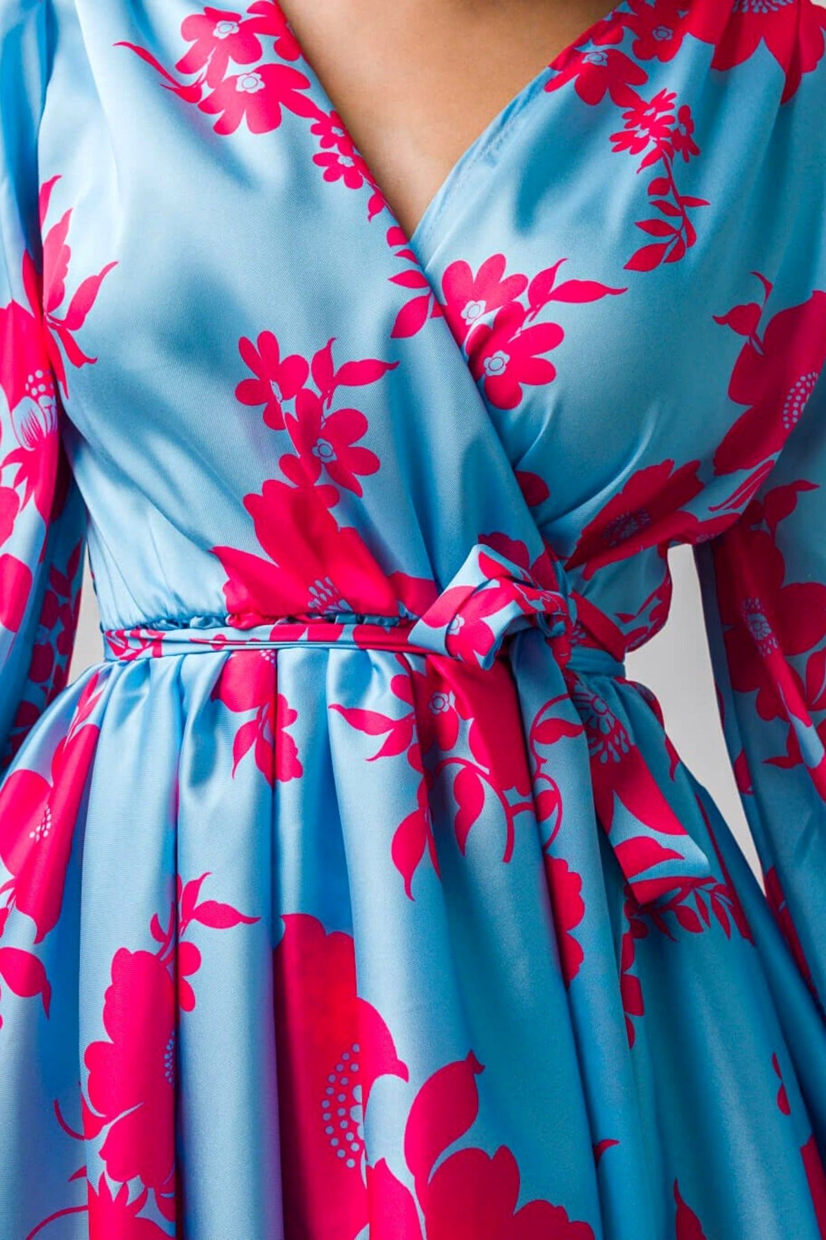 Abito estivo azzurro floreale con maniche lunghe, gonna a ruota allacciabile in vita, firmato Moda-Mania.