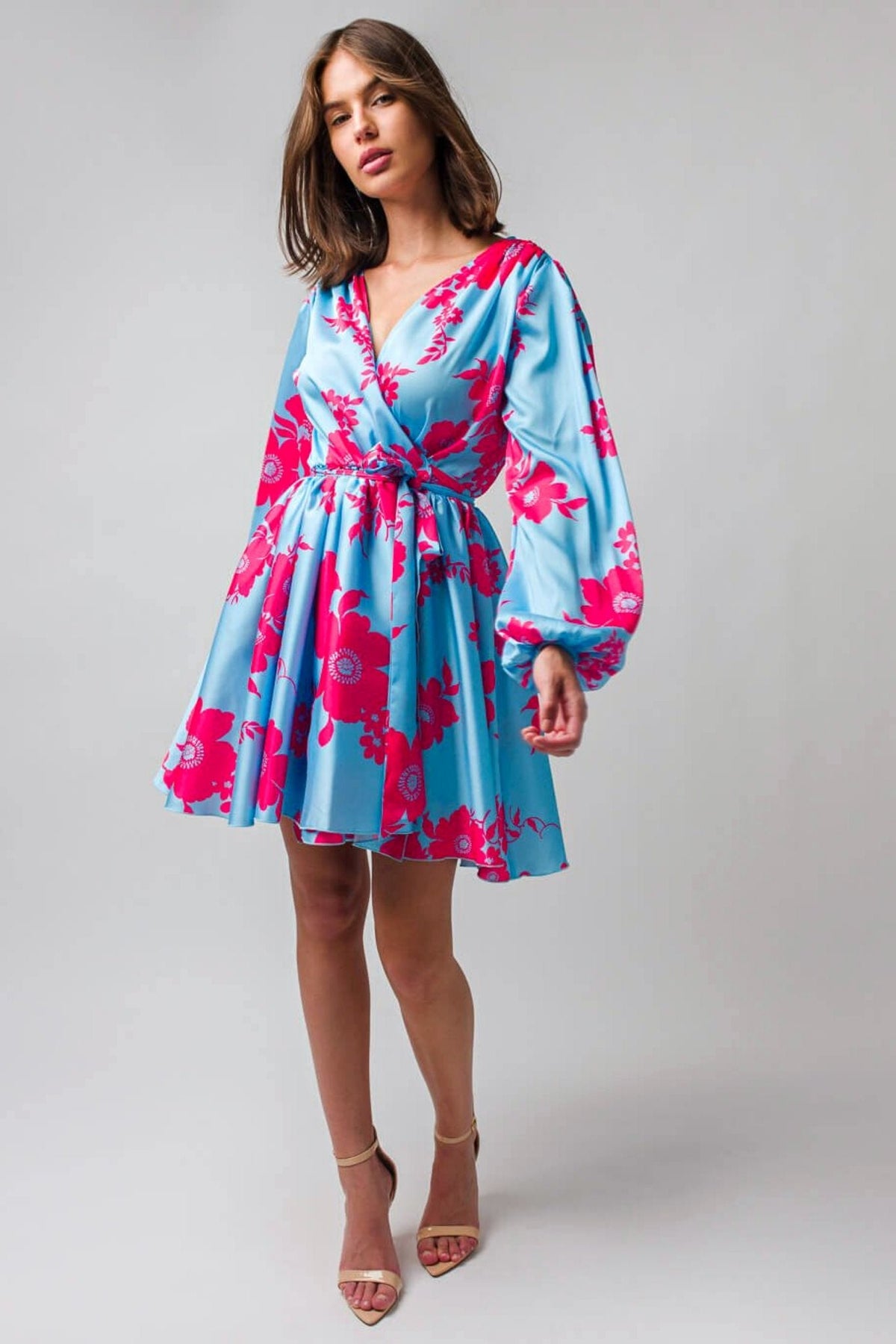 Abito estivo azzurro floreale di Moda-Mania, maniche lunghe, gonna a ruota allacciabile in vita, stile fresco e femminile