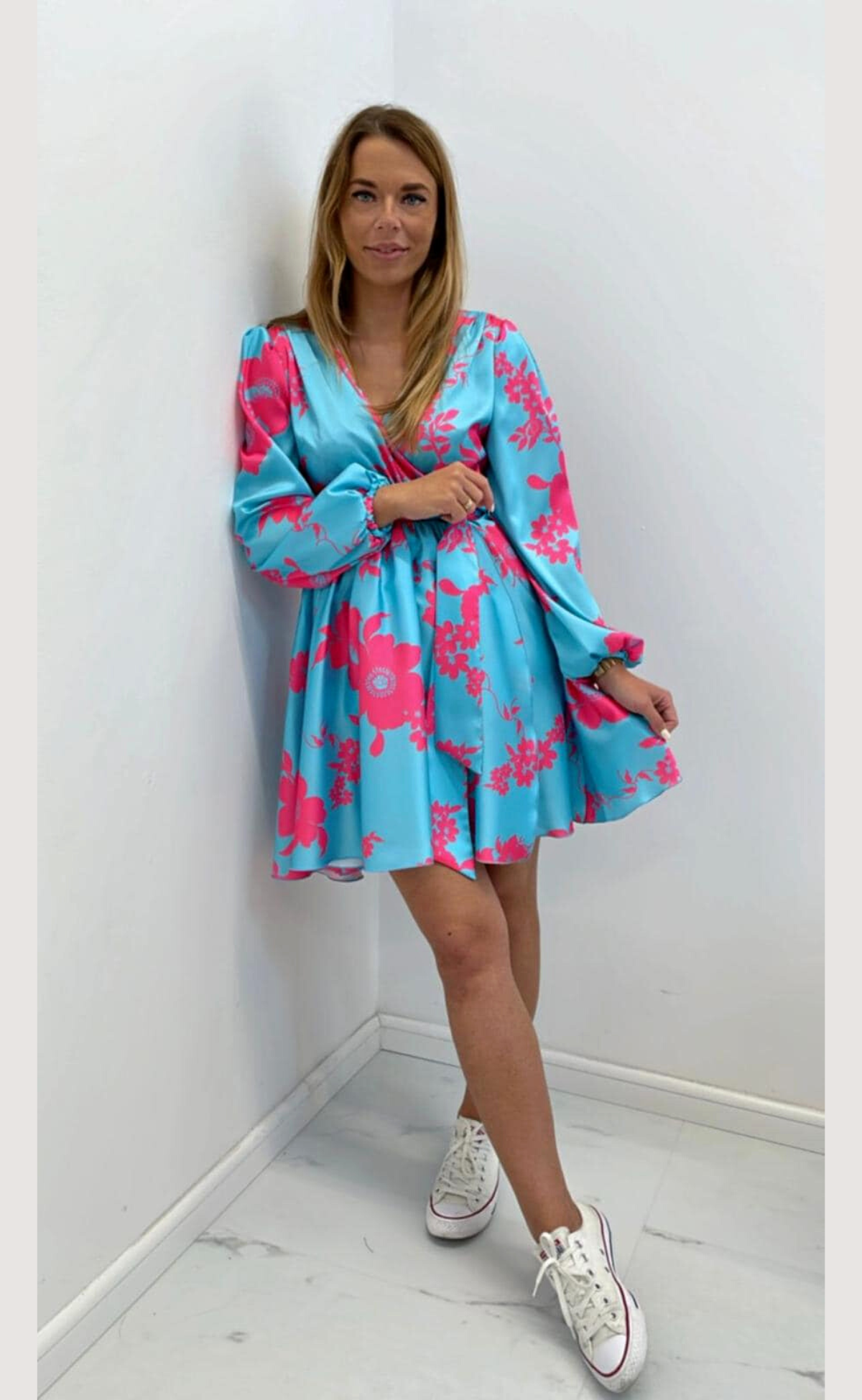 Abito estivo azzurro floreale con maniche lunghe e gonna a ruota allacciabile in vita, brand Moda-Mania.
