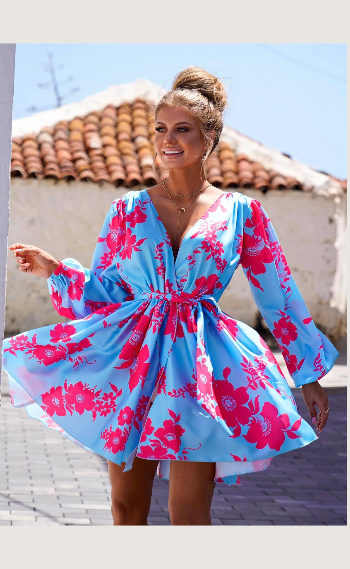 Abito estivo azzurro floreale con maniche lunghe e gonna a ruota allacciabile in vita, marchio Moda-Mania.